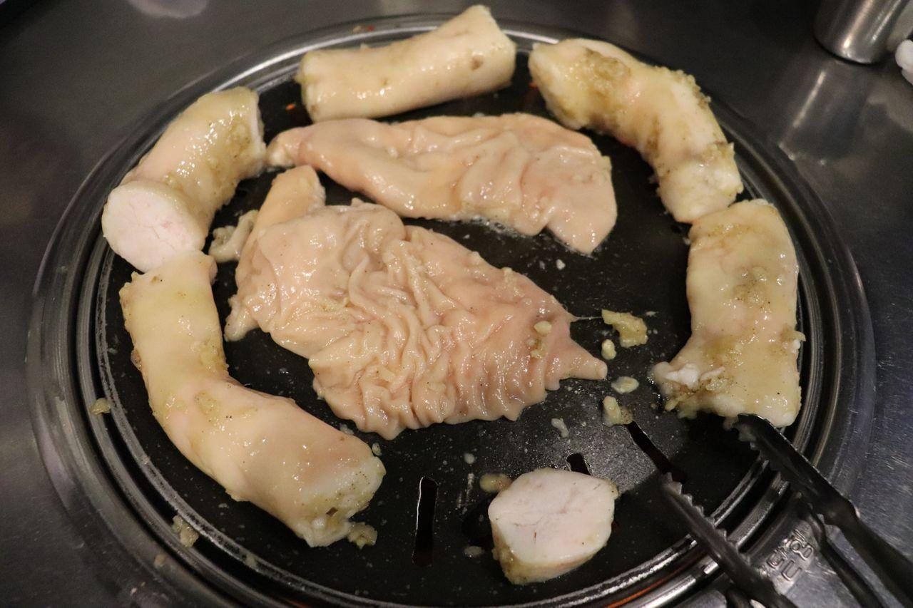 在烤盤上烤的韓牛內臟，顯示食材仍維持原狀。