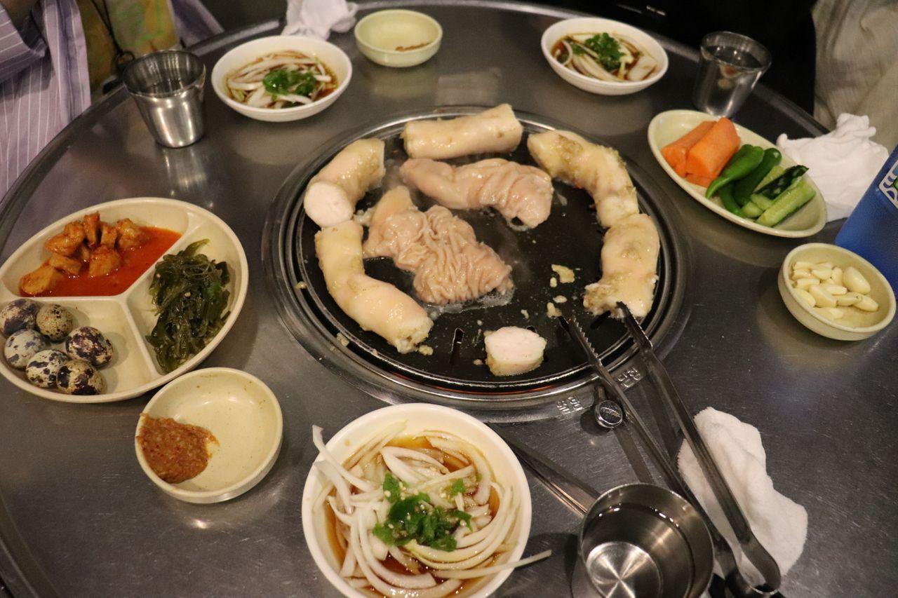 桌上排列著各種韓牛內臟和傳統韓式配菜，展示出豐盛的餐桌氛圍。