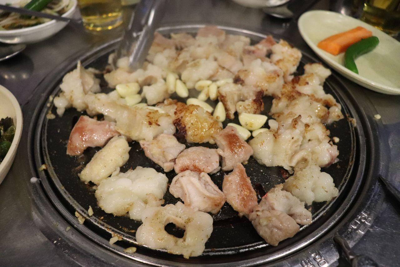 色澤金黃的烤內臟，顯示出完美的烹調狀態和吸引人的風味。