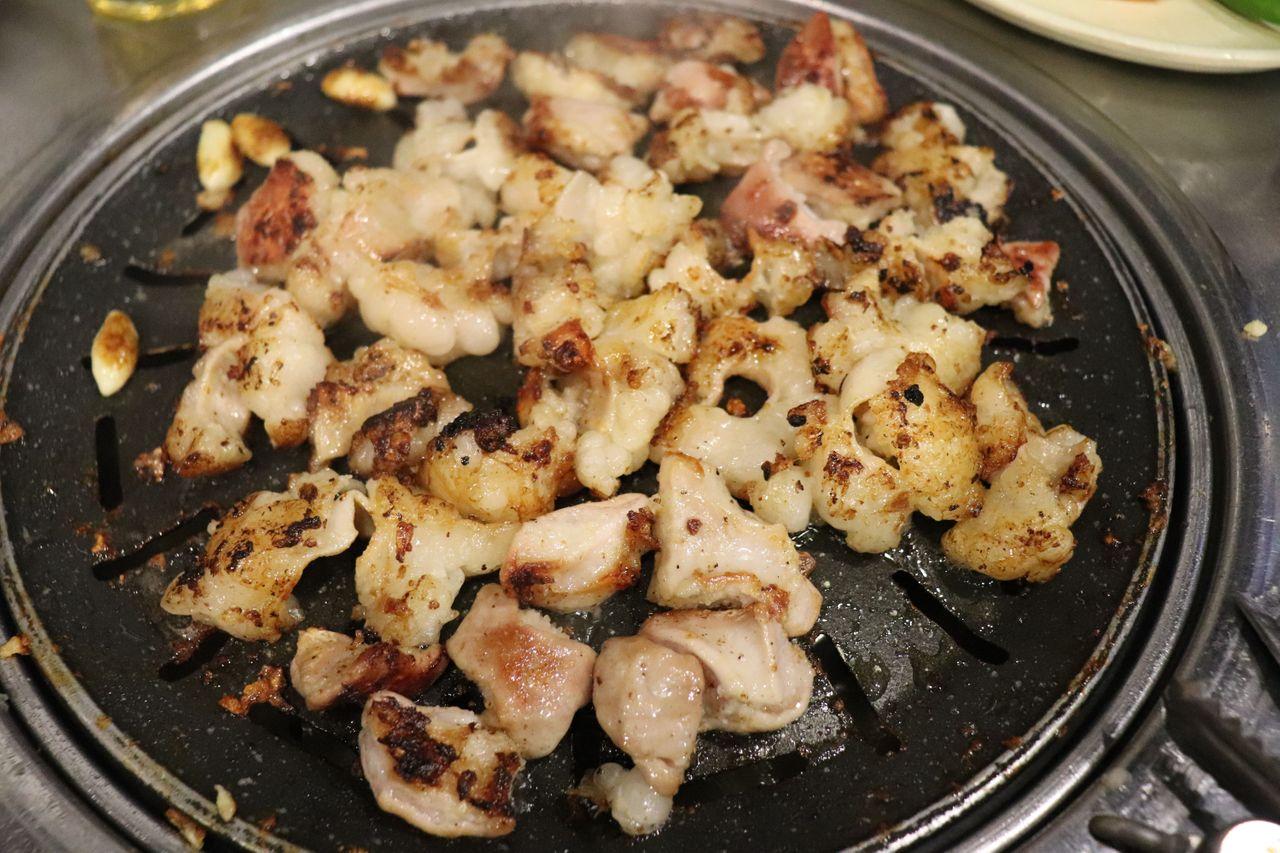 香氣十足的牛腸在鍋裡煮得滾燙，搭配各種配菜。