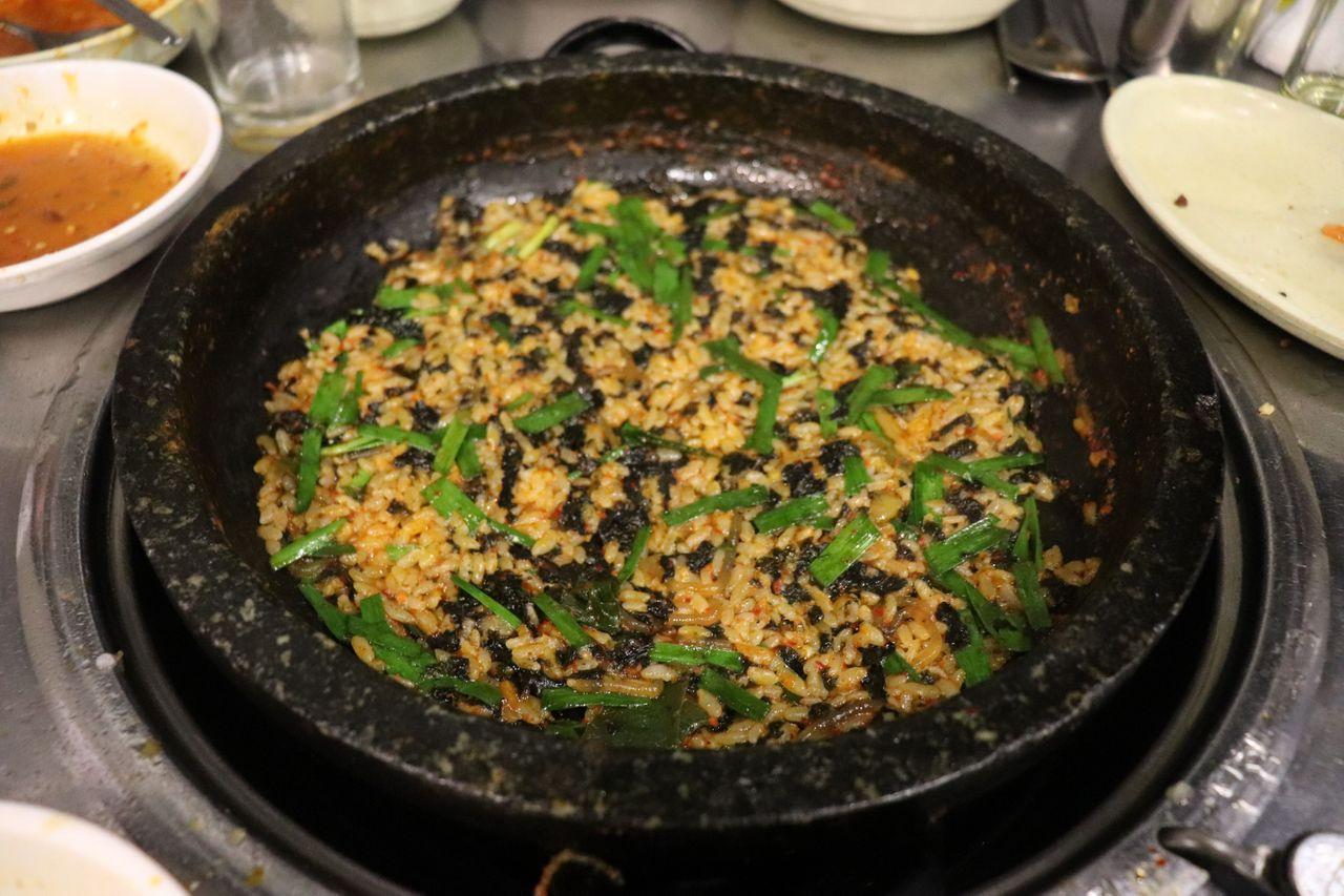 帶著香味的炒飯與海苔和青蔥混合，完美地結束一餐。