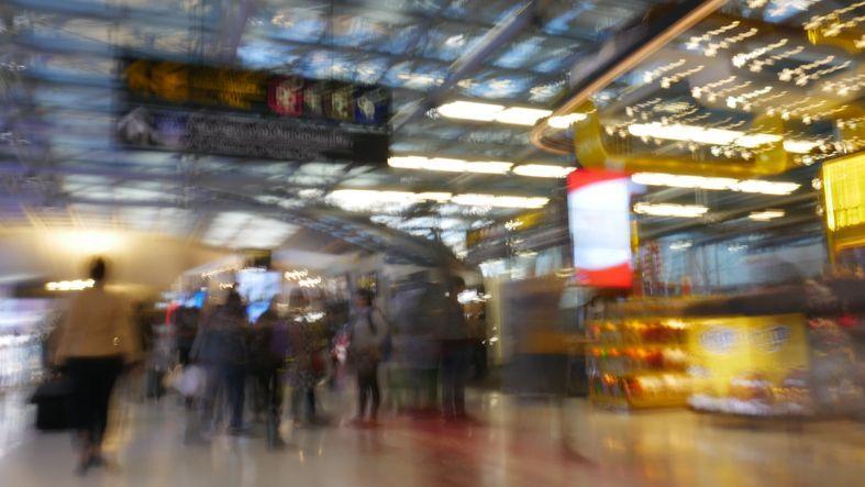 仁川機場的航站大廳，顯示忙碌的旅行者和廣告牌