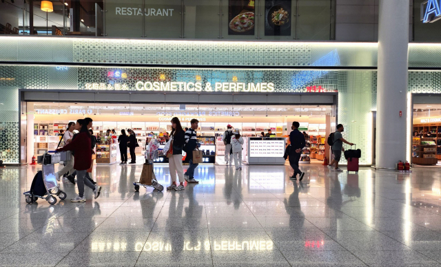 仁川機場第1航廈入境免稅店，展示香水與化妝品的櫥窗