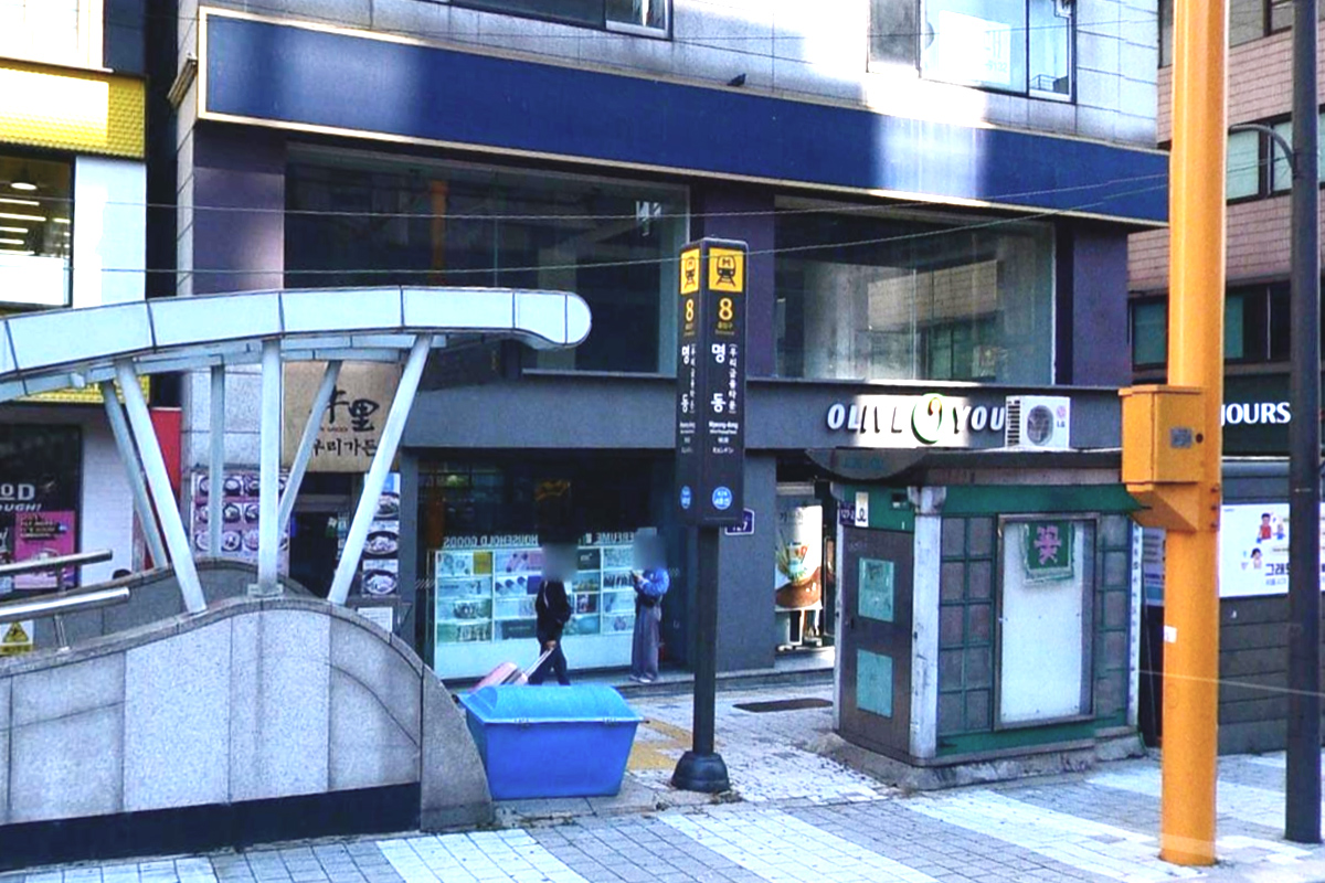 Cửa ra số 8 tại Ga Myeongdong, một trong những điểm khởi hành của tour thăm Incheon, bao quanh bởi các tòa nhà cao tầng và cửa hàng.
