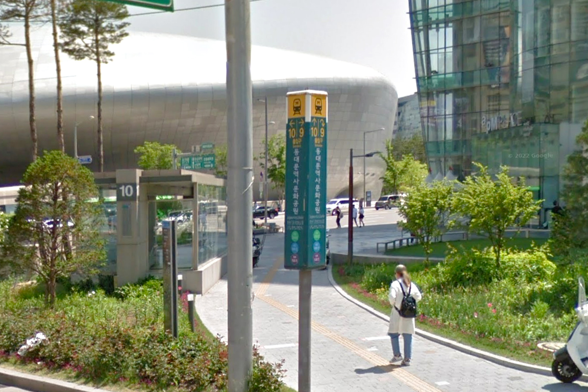 Cửa ra số 10 tại Ga Công viên Văn hóa và Lịch sử Dongdaemun, điểm bắt đầu của tour Incheon, nơi có các tòa nhà hiện đại trong khung cảnh xanh mát.