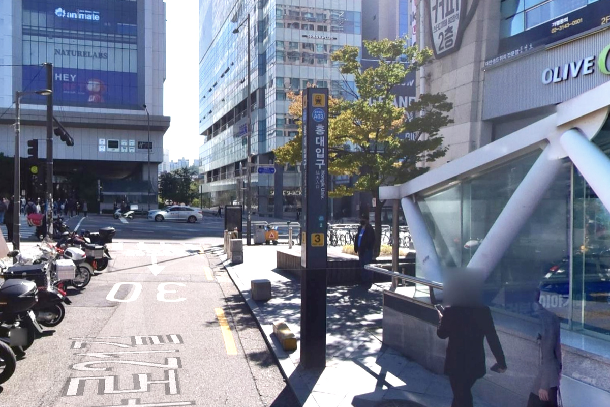 Cửa ra số 3 tại Ga Hongdae, điểm bắt đầu của chuyến tham quan Incheon, nơi tập trung những tòa nhà thương mại và không khí nhộn nhịp của thành phố.