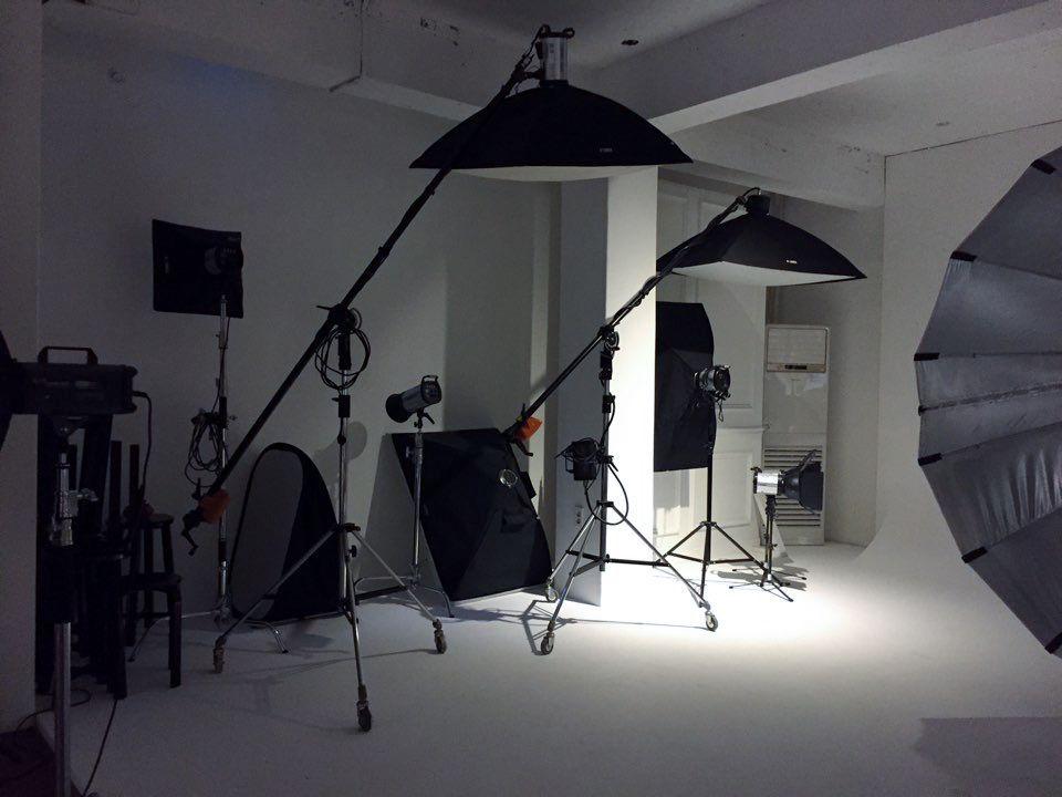 Modern and stylish piano setup in an elegant studio, providing a sophisticated backdrop for photos.