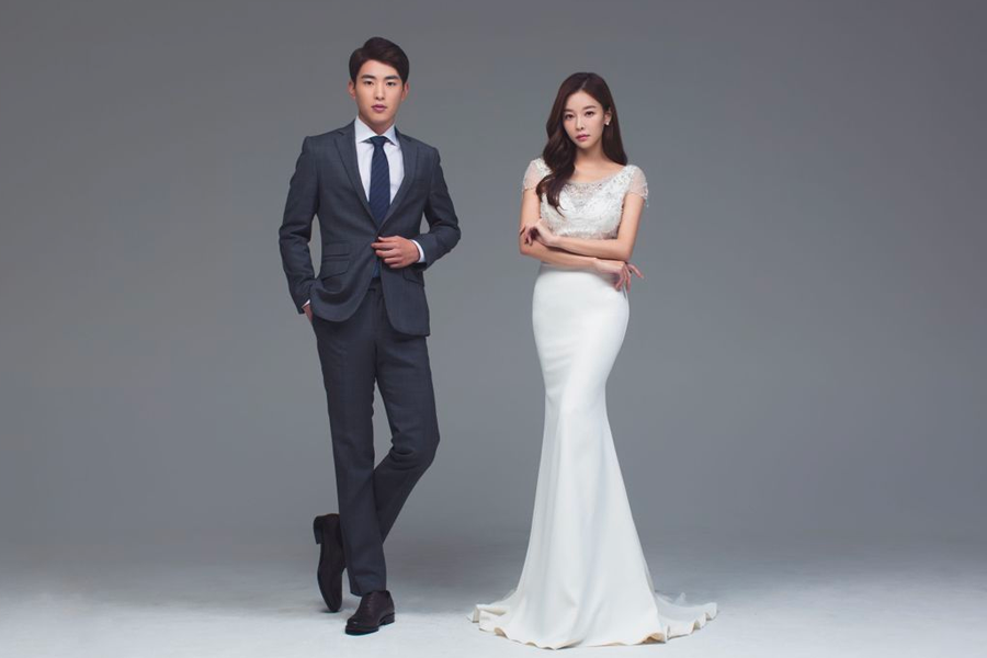 一對穿著優雅西裝和婚紗的夫婦合影，展現溫馨的婚紗攝影氛圍，來自Time On Me Studio的經典婚紗照。