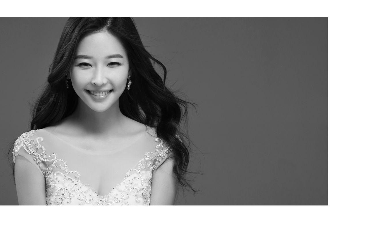 Bride and groom in black and white theme photo, showcasing timeless and elegant Korean wedding photography.