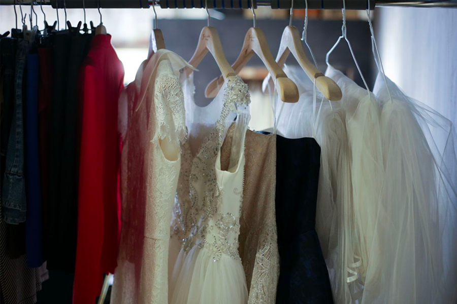 掛有多款華麗婚紗的衣架，展示Time On Me Studio提供的多樣婚紗選擇。
