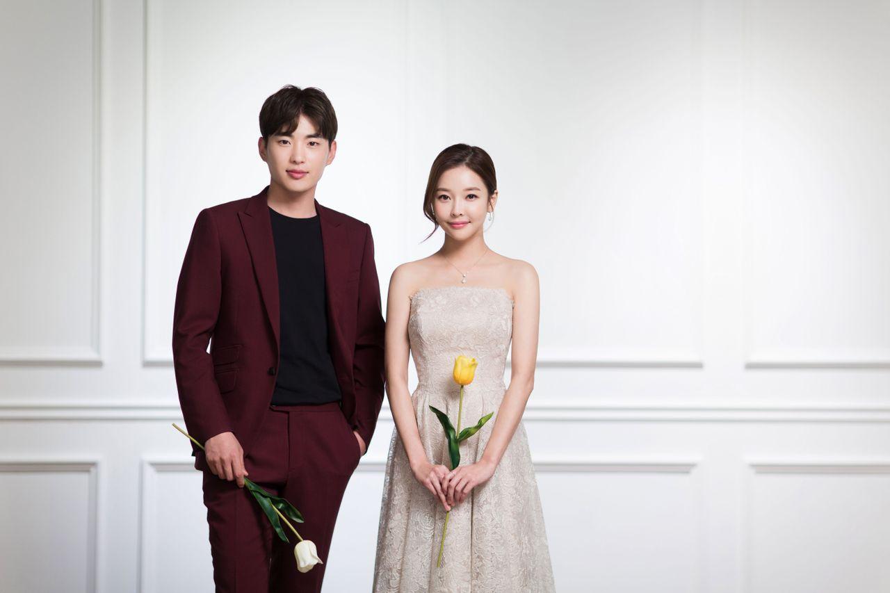 Close-up black and white bridal gown details, emphasizing the intricate design popular in Korean wedding fashion.