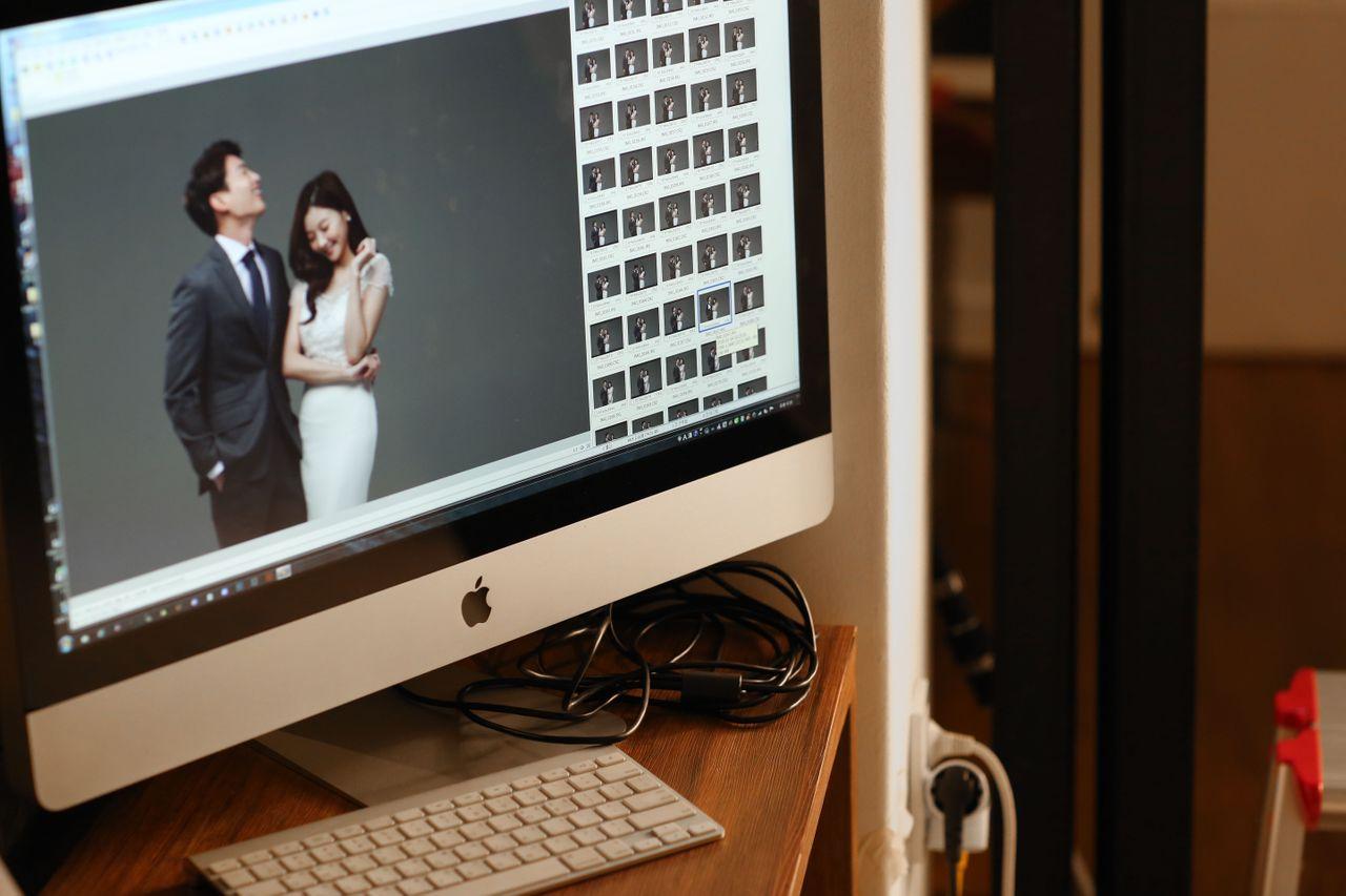 Map showing directions to Time On Me Studio from Hongik University Station, guiding visitors to the location.
