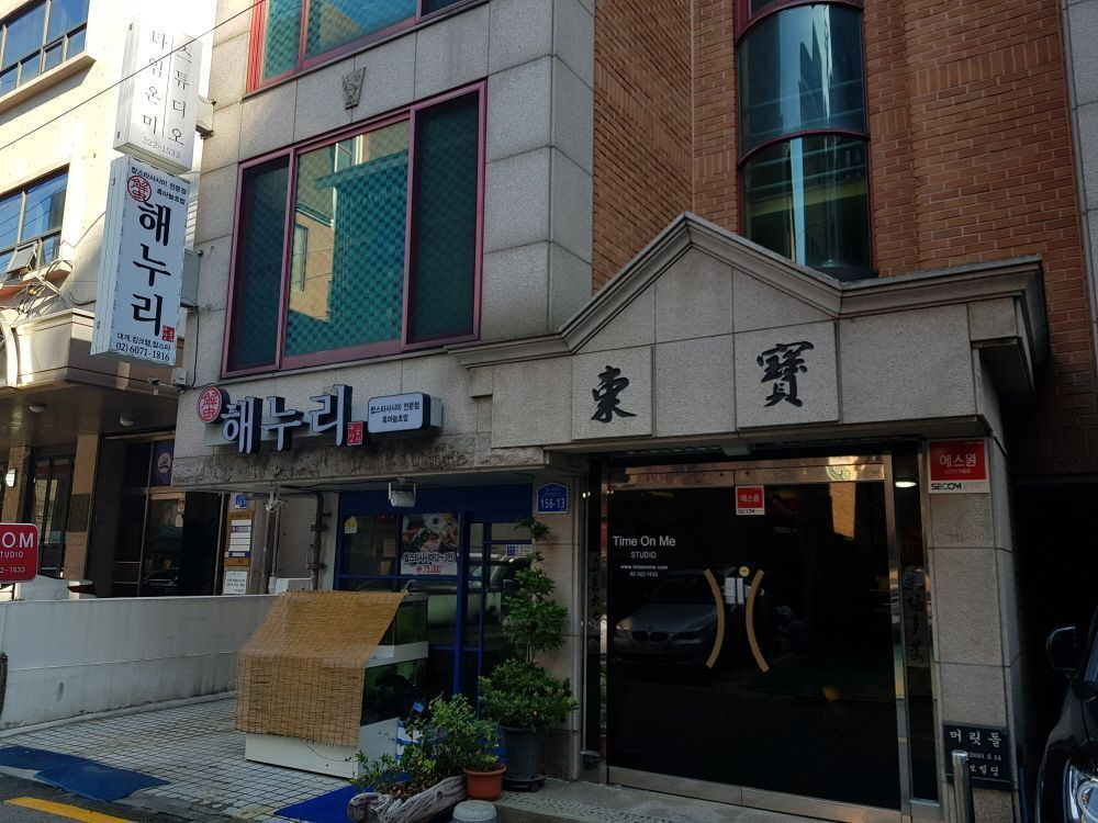 The frontal view of Time On Me Studio located in a classic building in Seoul, attracting couples for wedding photography.