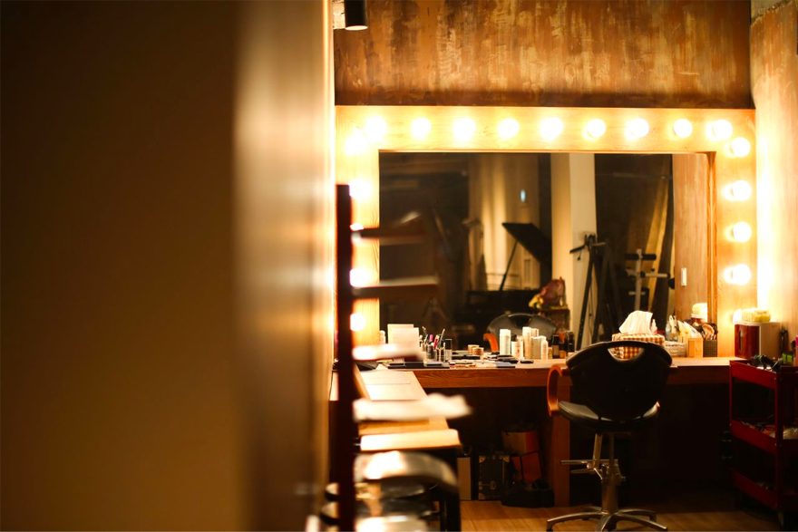 婚紗攝影工作室內部的化妝臺，燈光柔和，氛圍溫暖，適合拍攝準備。