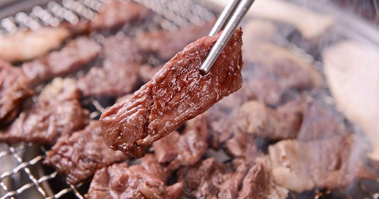 한국의 전통 소고기 불고기, 불판 위에서 구워지는 모습