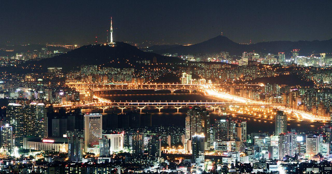 서울의 야경, 한강과 도시 전체가 조명으로 빛나는 아름다운 풍경