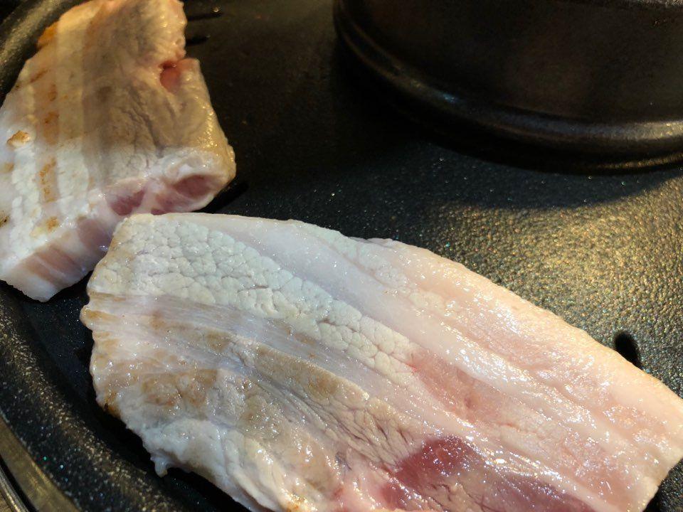 在烤盘上准备烹饪的生肉，韩国禁止携带未申报的肉类入境。