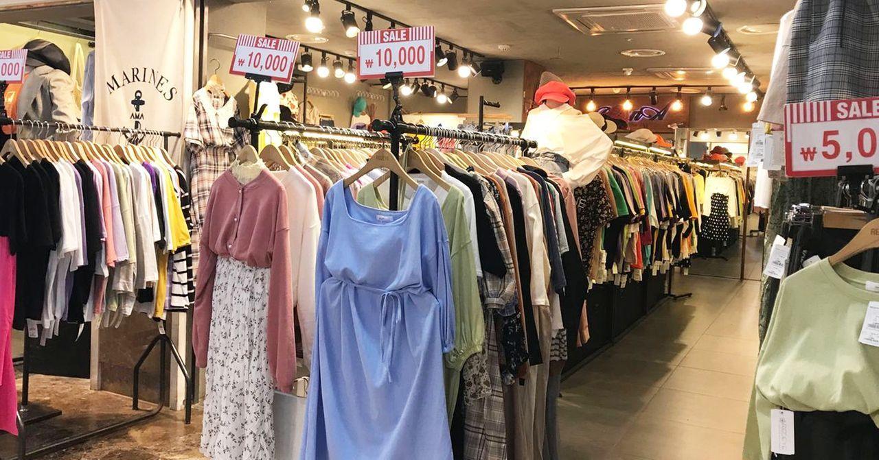 充满特色服饰的韩国地下购物中心，韩国购物体验指南。