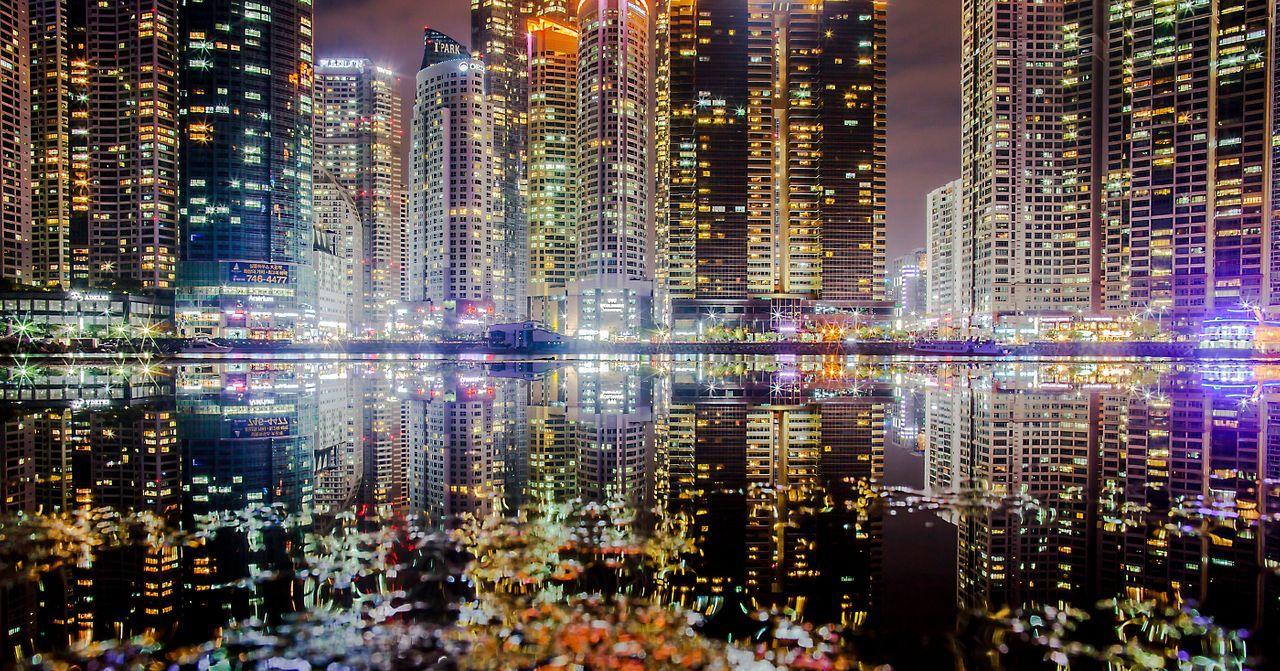 海云台的夜间城市景观，釜山旅游景点指南。