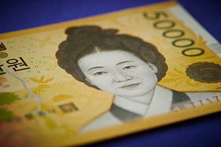 一张50000韩元的纸币，为违反新法规的人士罚款的金额。