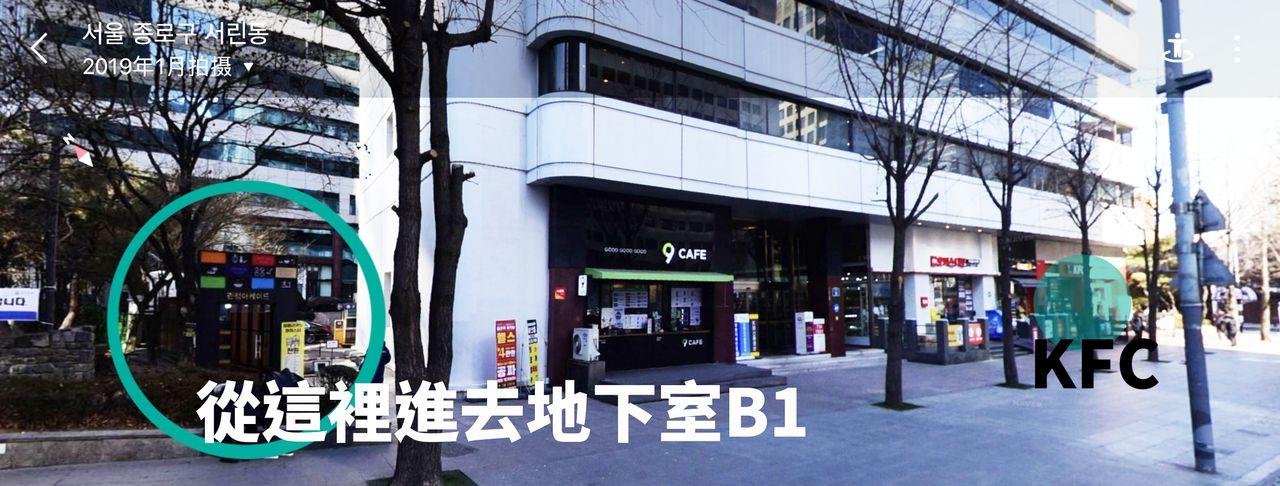 從鐘閣站5號出口前往茶啖韓定食餐廳的路線，這是商業區的環境，路旁有KFC和其他商店。