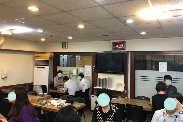茶啖韓定食餐廳內部，工作人員在忙碌地準備菜餚。