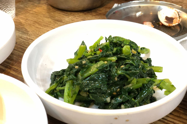 茶啖韓定食的一整桌韓國小菜，包括豆腐湯和多樣小碟。