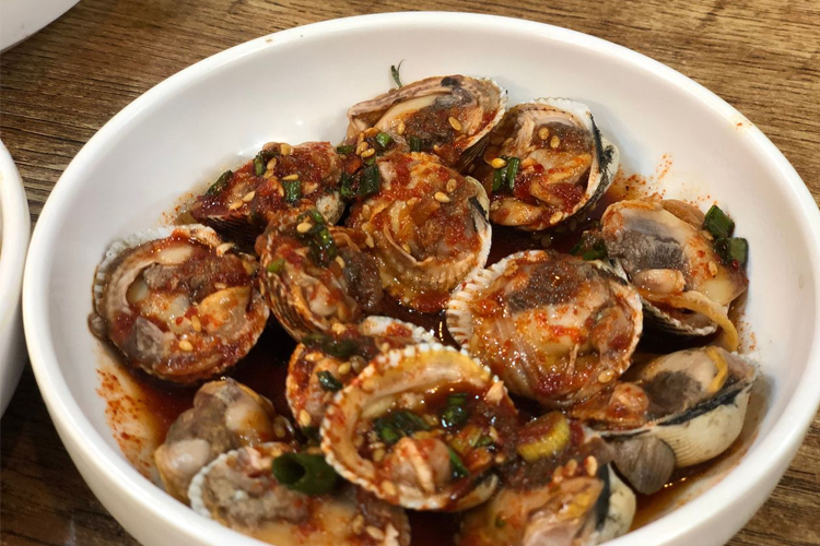 韓式辣醬醃製黃瓜小菜，顏色鮮豔，點綴著芝麻。