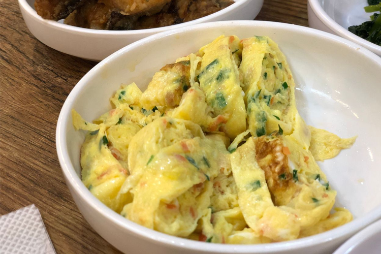 茶啖韓定食的嫩豆腐鍋，撒上紅辣椒粉，香氣四溢。