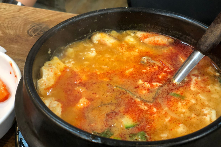 茶啖韓定食的基本餐食，包括白飯和嫩豆腐湯，是韓國家常菜的代表。