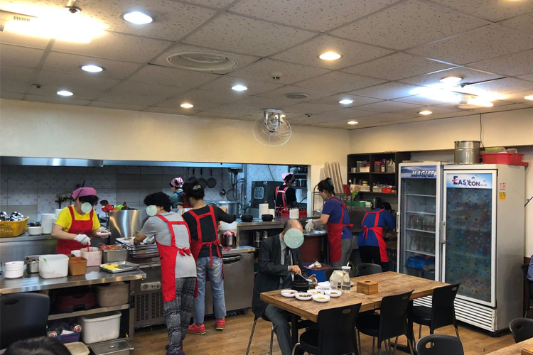 茶啖韓定食提供的多樣化小菜，包括泡菜和炸魚。