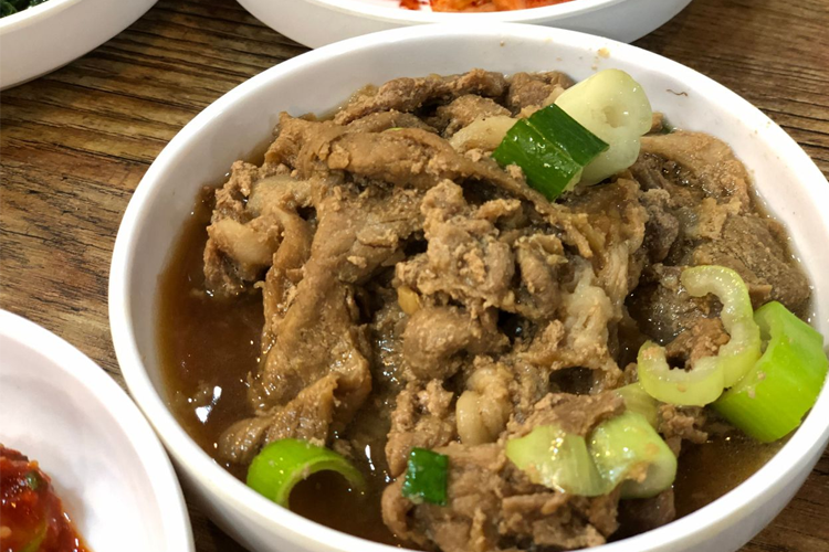 茶啖韓定食的炸魚小菜，外皮酥脆，配料豐富。