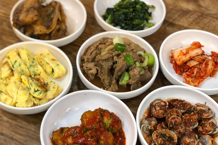 茶啖韓定食的小菜特寫，特別是炒豬肉佐以青蔥。