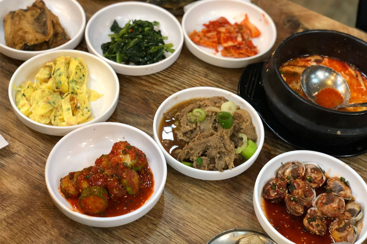 茶啖韓定食的豐盛一餐，包括豆腐鍋、各式韓國傳統小菜，適合多人共享。