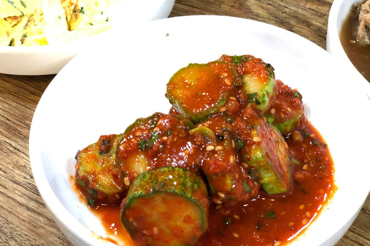 茶啖韓定食的綠色蔬菜小菜，顯示新鮮的韓國特色。