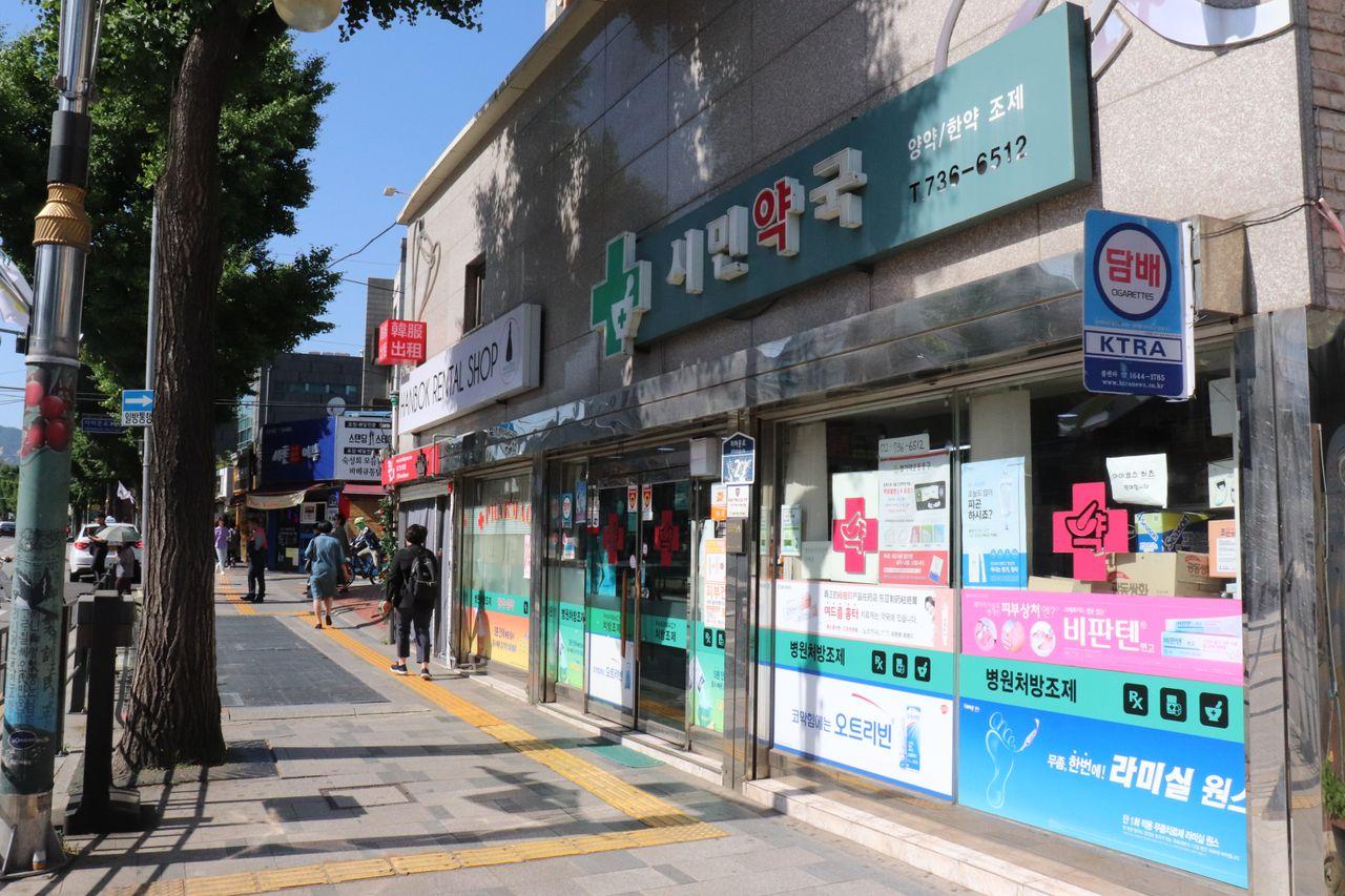 景福宮駅3番出口付近にある薬局の風景