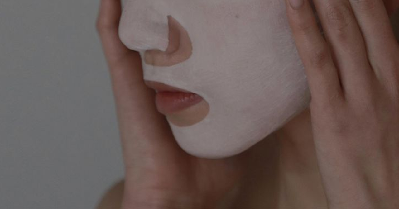 使用ABIB魚腥草面膜後的面部效果，皮膚透亮，顯示產品保濕貼合效果。