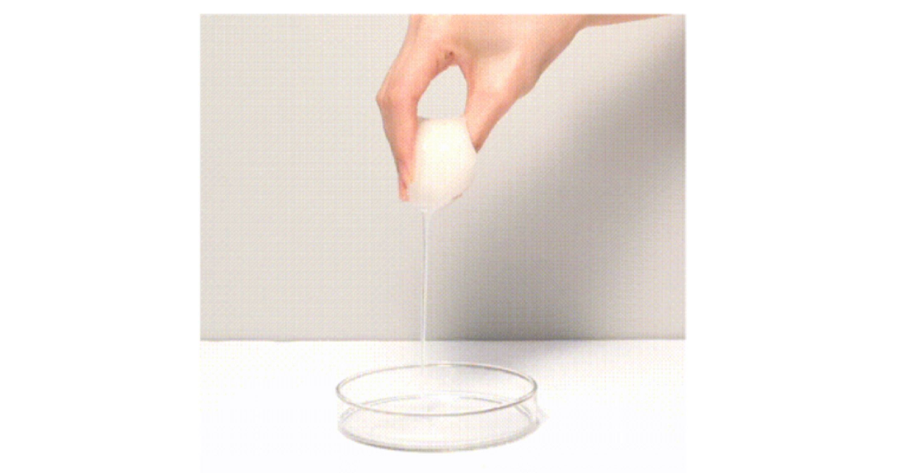 使用DERMATORY調理修復棉片的效果，肌膚局部鎮靜，顯示產品便捷使用特性。