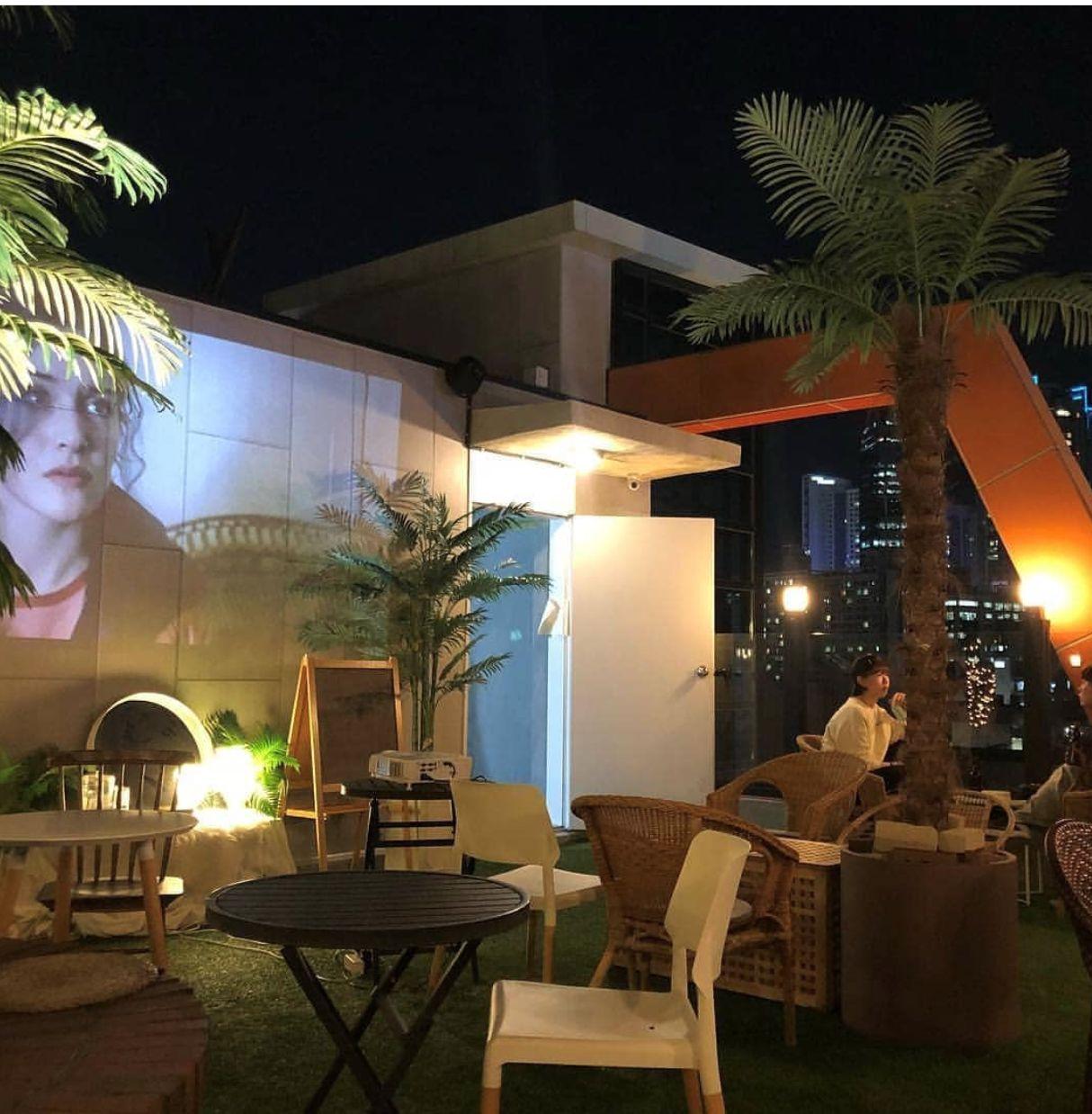 Hottest Cafes on Social Media in Korea! With an indoor beach or foot bath or photo studio!??