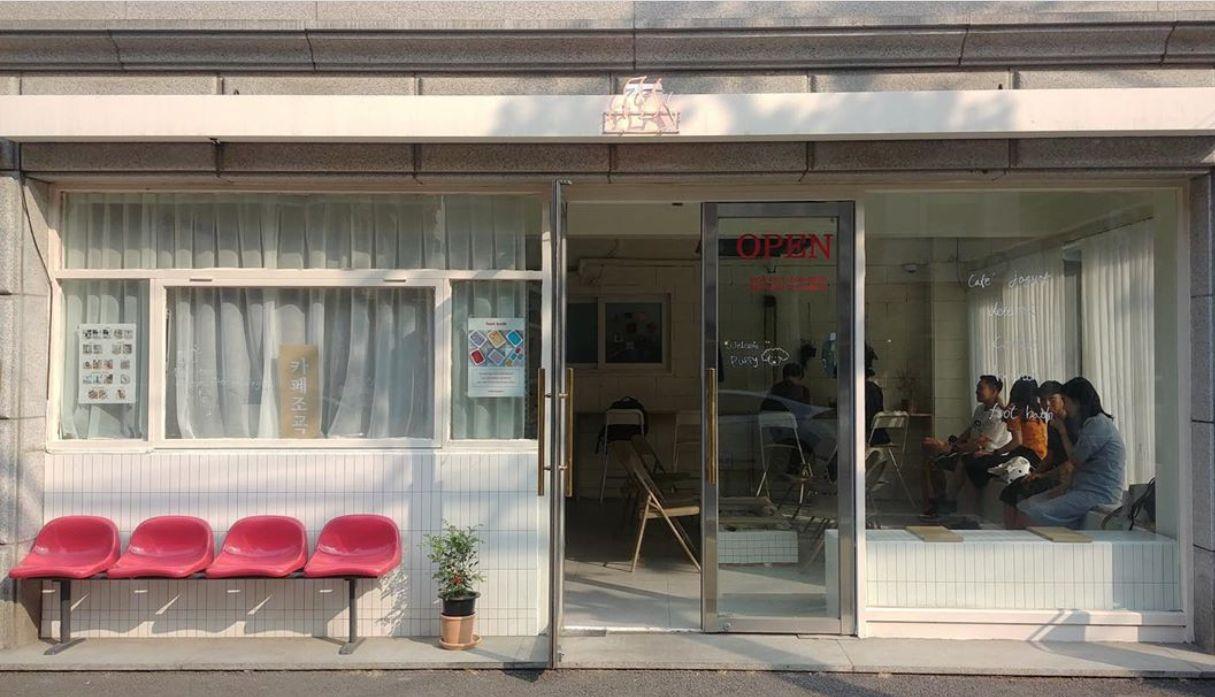 Hottest Cafes on Social Media in Korea! With an indoor beach or foot bath or photo studio!??