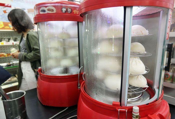 Walk the streets of Korea and grab small bites along the way! Tourist foods out, locals