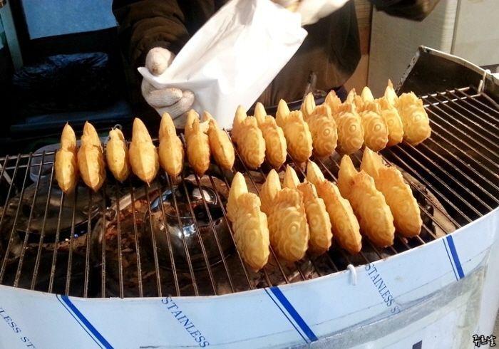 Parcourez les rues de la Corée et prenez des petites bouchées en chemin ! Fini les nourritures touristiques, place aux favoris locaux, tteokbokki, nourriture de rue coréenne, collation coréenne, nourriture coréenne, voyage en Corée, pain aux œufs, bungeo-ppang