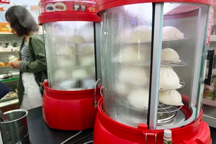 Convenience store steamers filled with Korean meat buns, highlighting the popular seasonal street food offering.