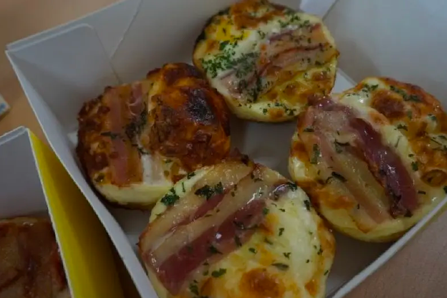 Different varieties of Korean Gyeranppang, egg cakes with additions like bacon, offering a creative twist on classic street food.