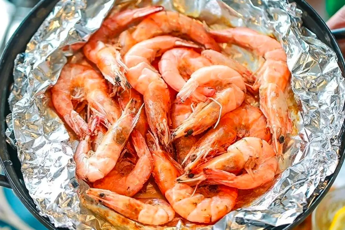 一個看起來明亮而乾淨的餐廳，內部桌椅整齊排列，適合聚餐和家族活動。