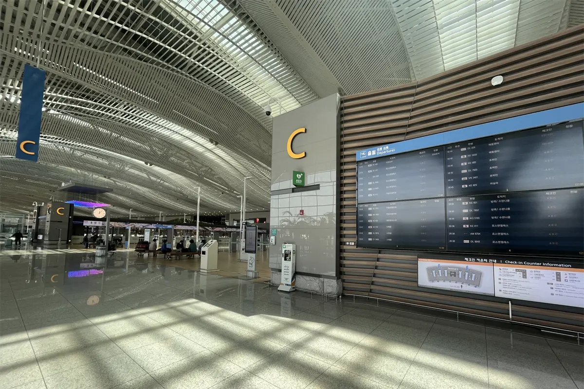 Departure hall at Incheon Airport Terminal 2 with check-in counters