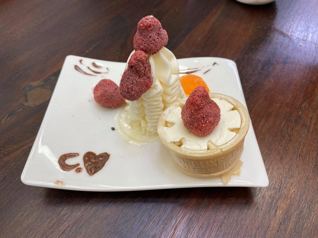 使用韓國士多啤梨乾和香草雪糕製作的甜筒甜品，甜筒上方裝飾著紅色的士多啤梨乾，增添視覺和味覺的享受。