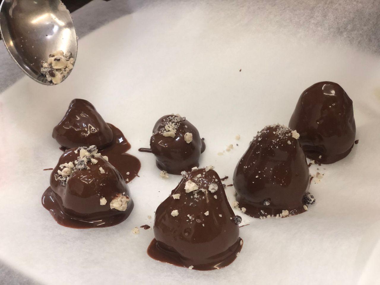 用剛出爐的布朗尼搭配韓國士多啤梨乾，呈現出完美的烘焙成果，呈現出美味和誘人甜點的組合。