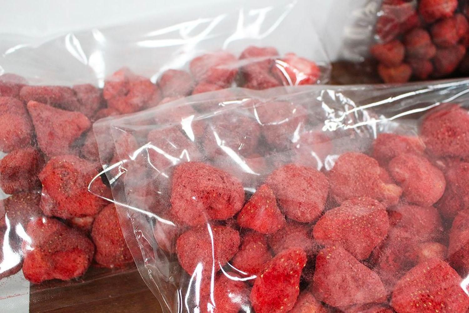 用氣密袋包裝好的韓國士多啤梨乾，非常適合長時間保存和運輸。