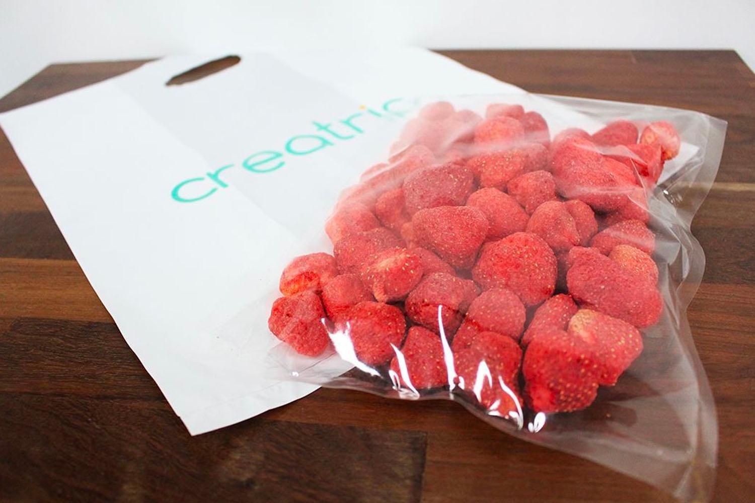 韓國士多啤梨乾與創意韓國品牌袋一起展示在木質桌面上，準備運輸送到香港客户手中。